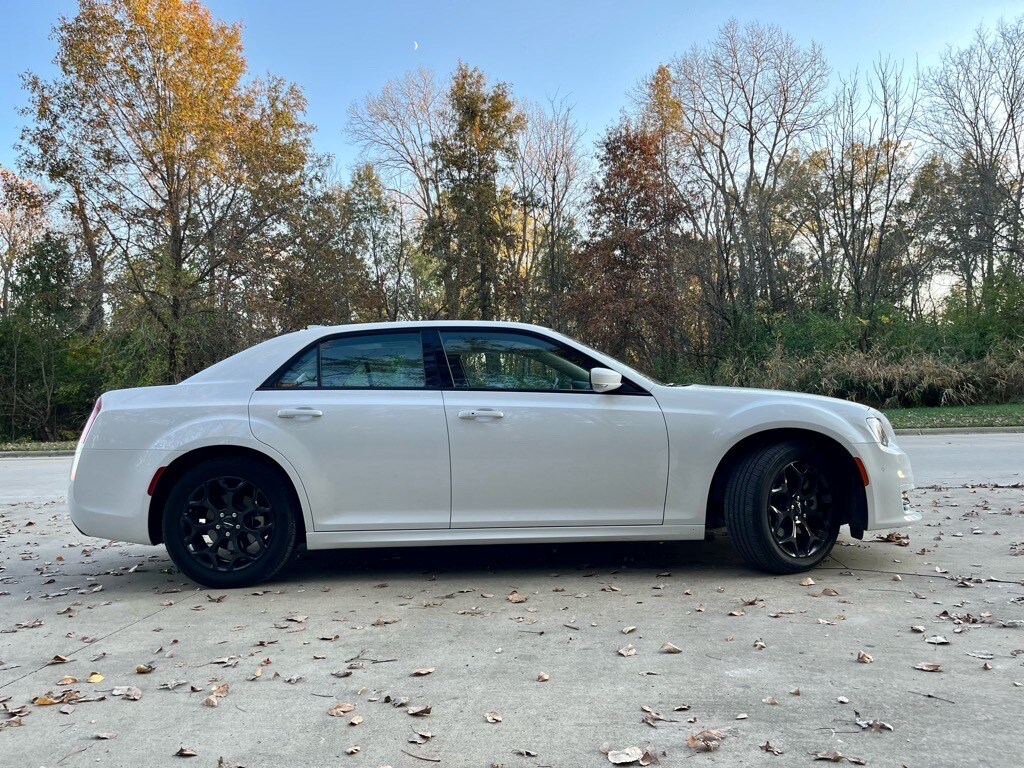 2023 Chrysler 300 Touring L photo 4