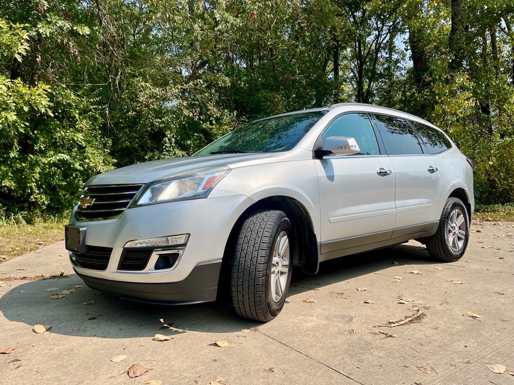 Used 2017 Chevrolet Traverse 2LT with VIN 1GNKRHKD5HJ305259 for sale in Salem, IL