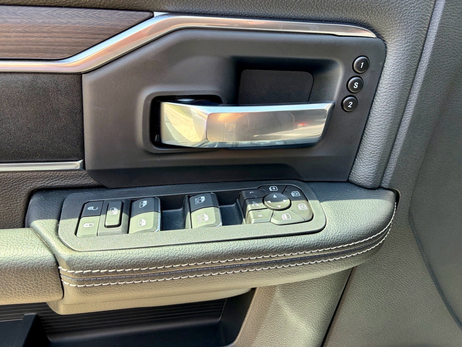 2026 RAM 3500 Laramie - Photo 24