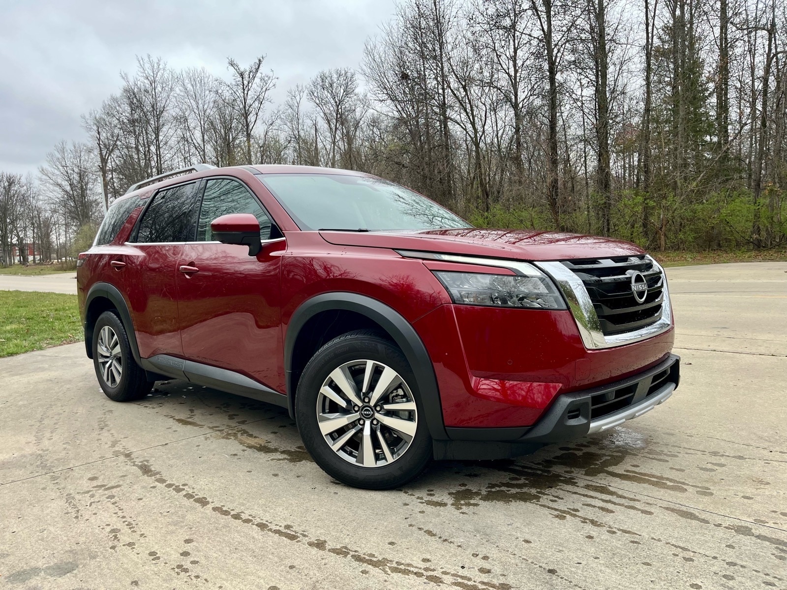 2025 Nissan Pathfinder SL 2WD's photo