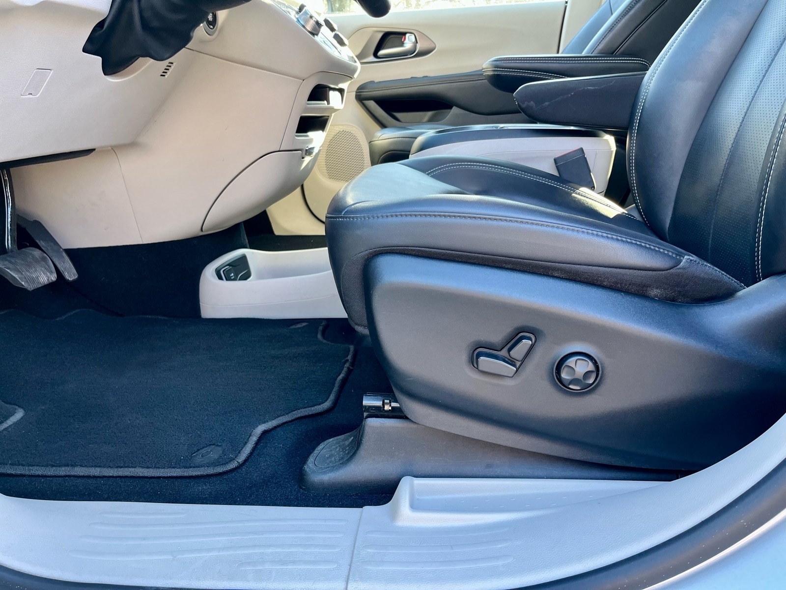 2024 Chrysler Pacifica Touring L - Photo 12