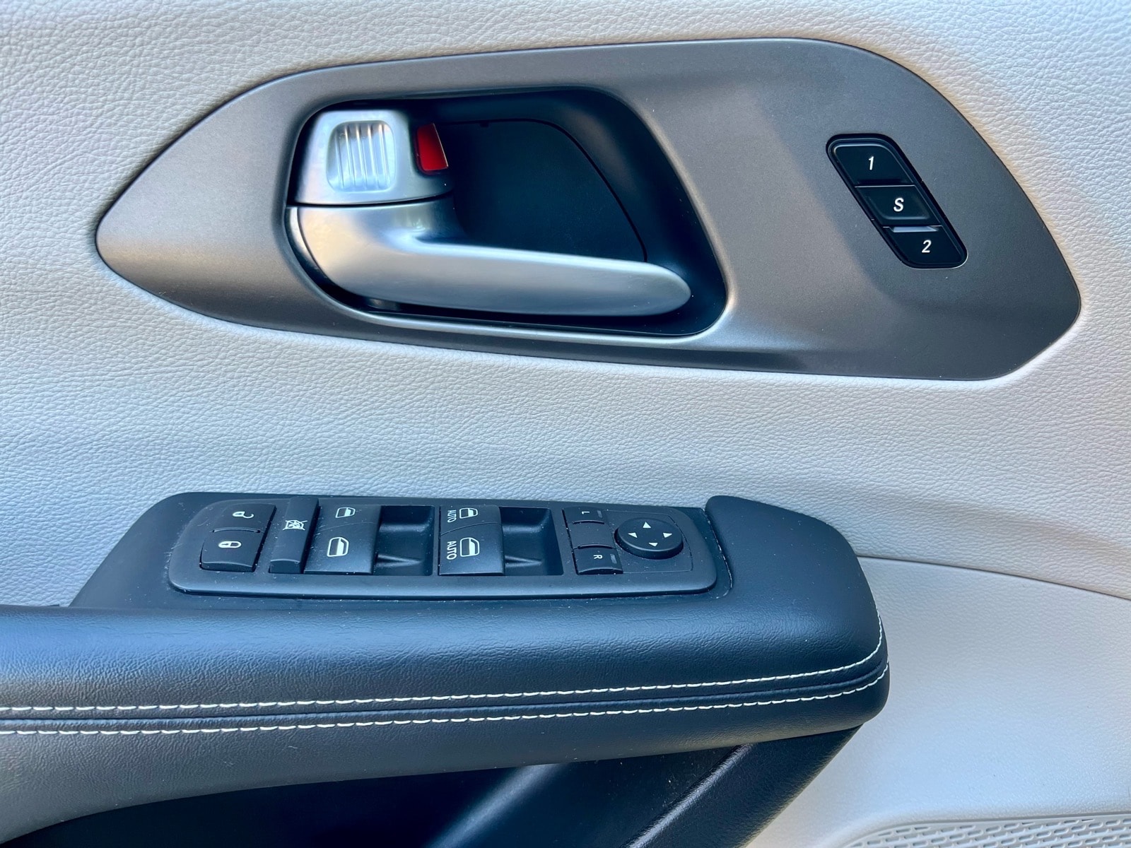 2024 Chrysler Pacifica Touring L - Photo 11