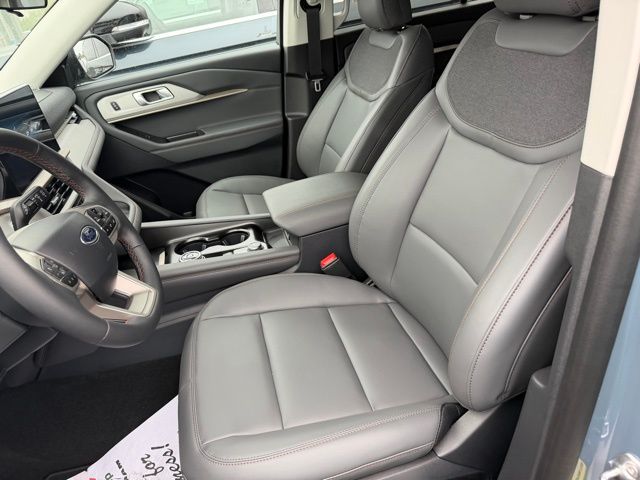 2025 Ford Explorer photo 3