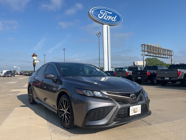 Used 2021 Toyota Camry SE with VIN 4T1G11AK7MU567902 for sale in Harrisonville, MO