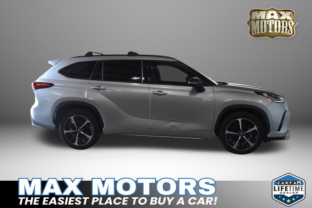 Used 2021 Toyota Highlander XSE with VIN 5TDJZRBH1MS080798 for sale in Manhattan, KS