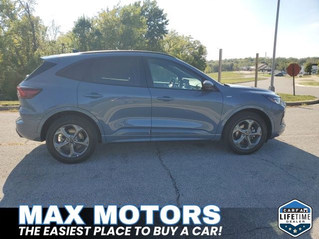 2023 Ford Escape ST-Line photo 2