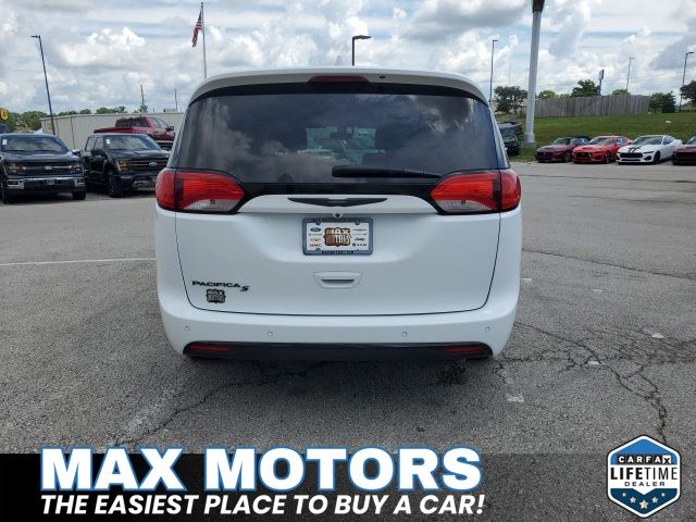 2020 Chrysler Pacifica Touring photo 4