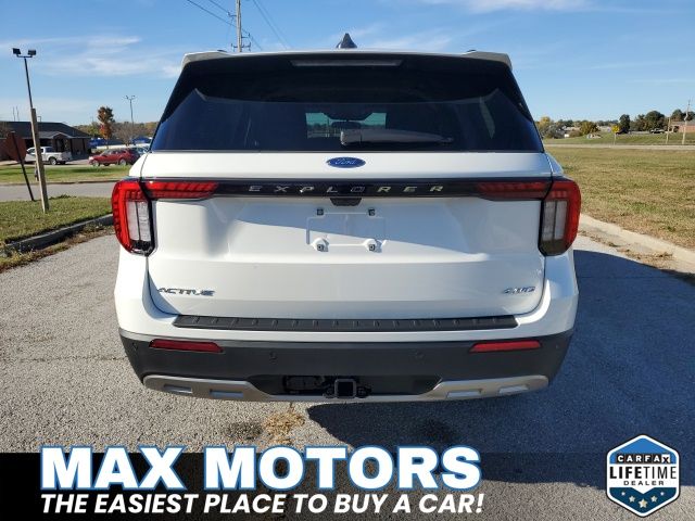 2025 Ford Explorer photo 3