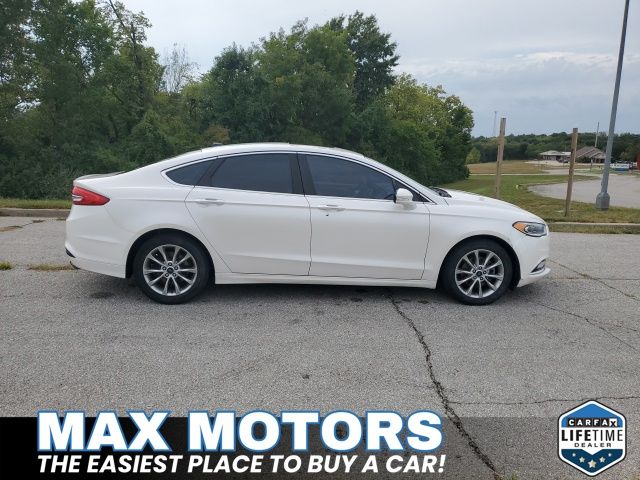 2017 Ford Fusion SE photo 2