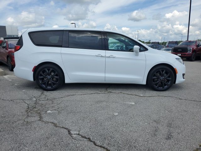 Used 2020 Chrysler Pacifica Touring with VIN 2C4RC1FG4LR150437 for sale in Kansas City