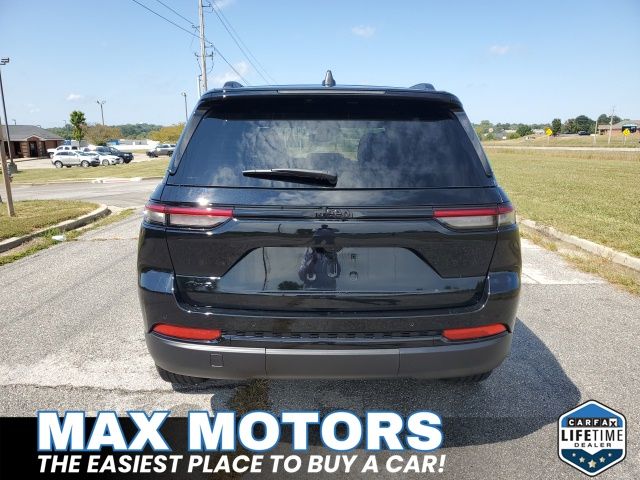 2024 Jeep Grand Cherokee Laredo Altitude photo 2