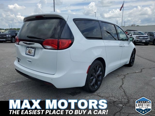 2020 Chrysler Pacifica Touring photo 3