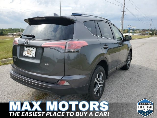 2017 Toyota RAV4 LE photo 3