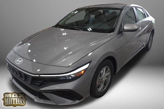 2025 Hyundai Elantra SE photo 3