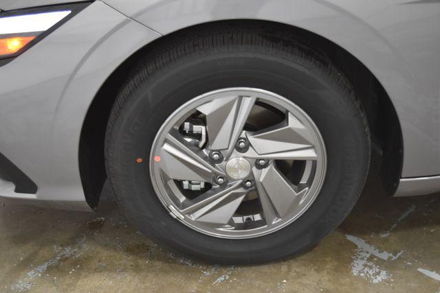 2025 Hyundai Elantra SE photo 4
