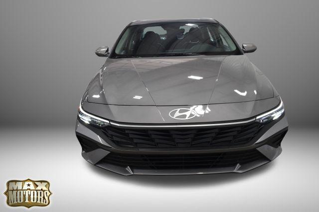 2025 Hyundai Elantra SE photo 2