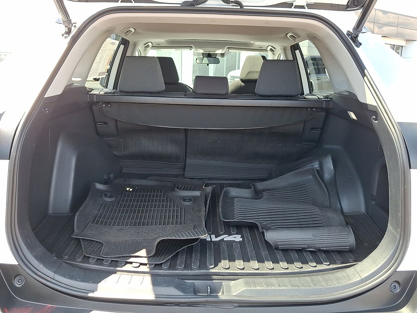 2023 Toyota RAV4 XLE - Photo 26