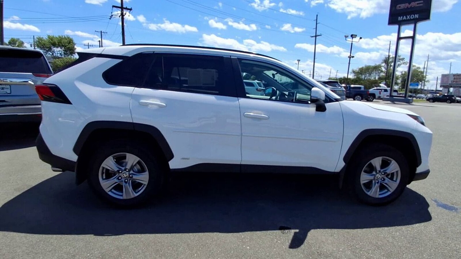 2023 Toyota RAV4 XLE - Photo 9