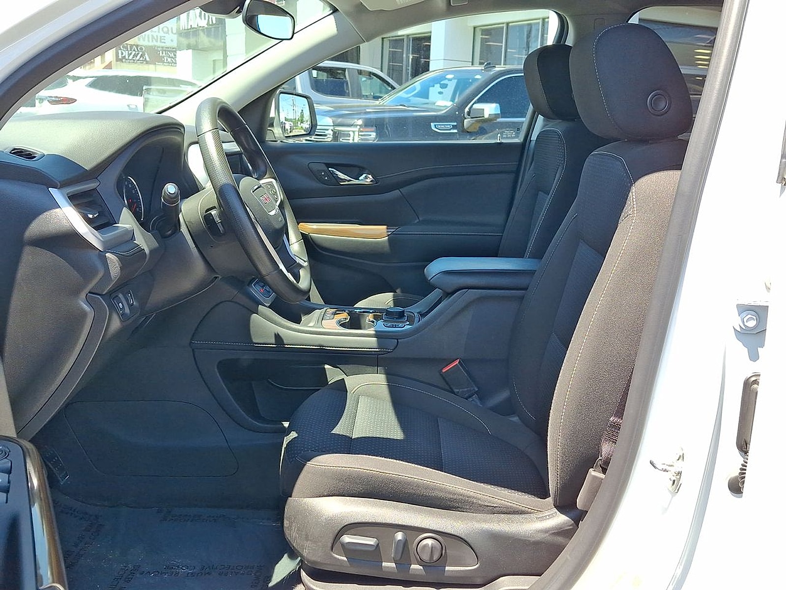 2023 GMC Acadia SLE - Photo 18