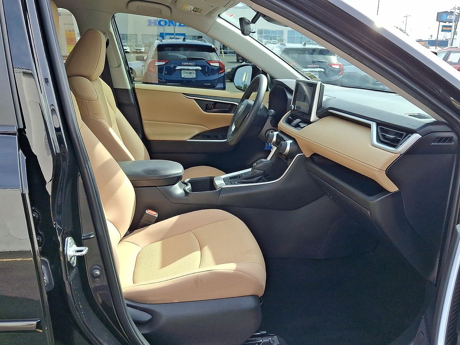 2023 Toyota RAV4 LE - Photo 27