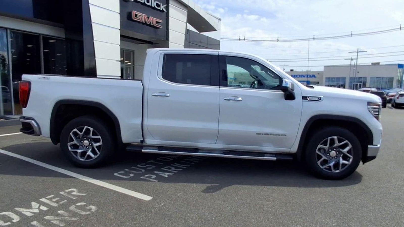 2023 GMC Sierra 1500 SLT - Photo 9