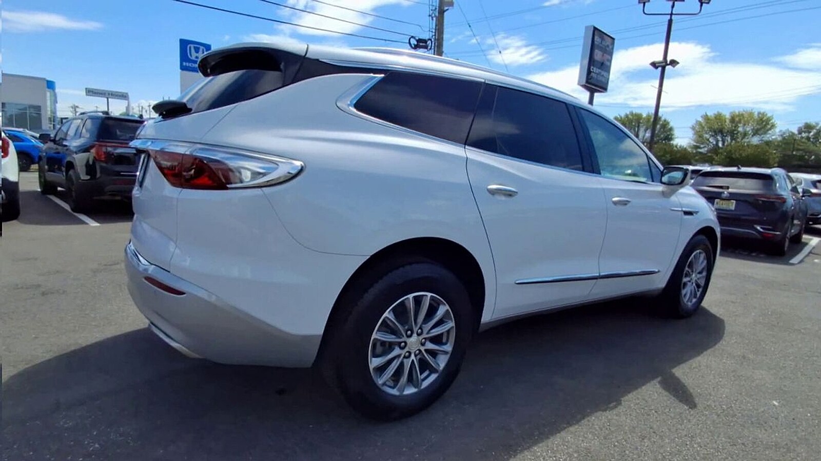 2022 Buick Enclave Essence photo 2