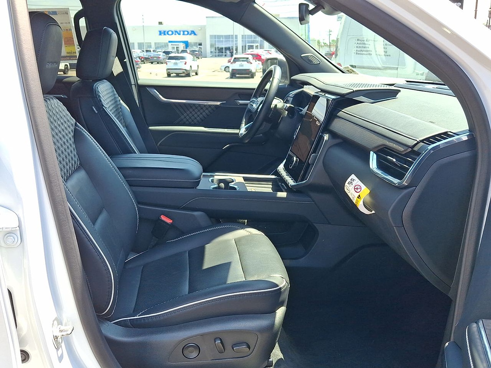 2024 GMC Acadia Denali - Photo 28