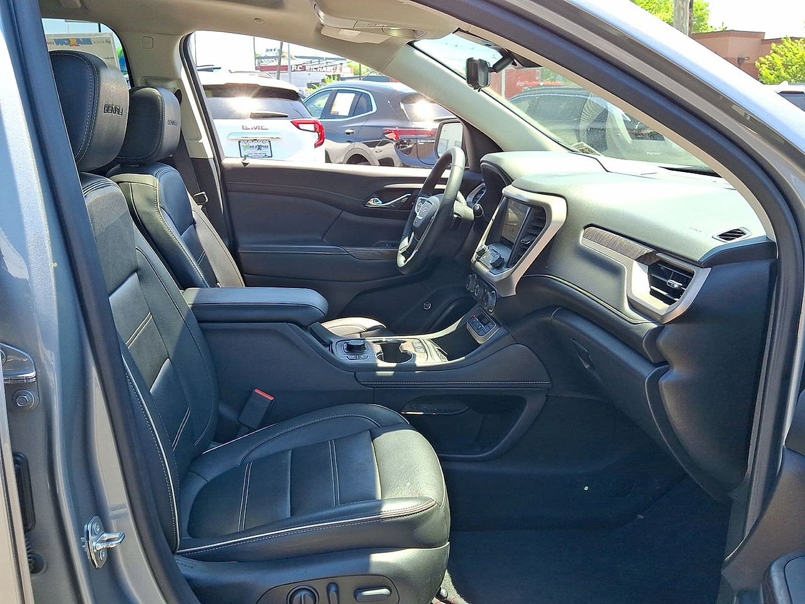 2023 GMC Acadia Denali - Photo 29