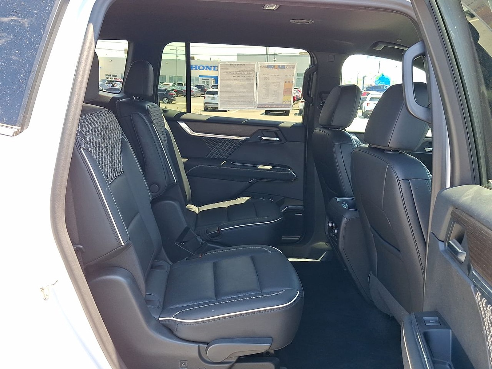 2024 GMC Acadia Denali - Photo 27