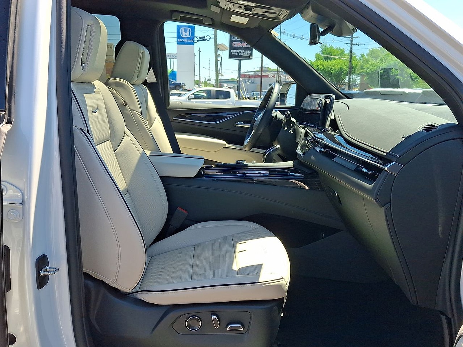 2024 Cadillac Escalade Sport - Photo 29