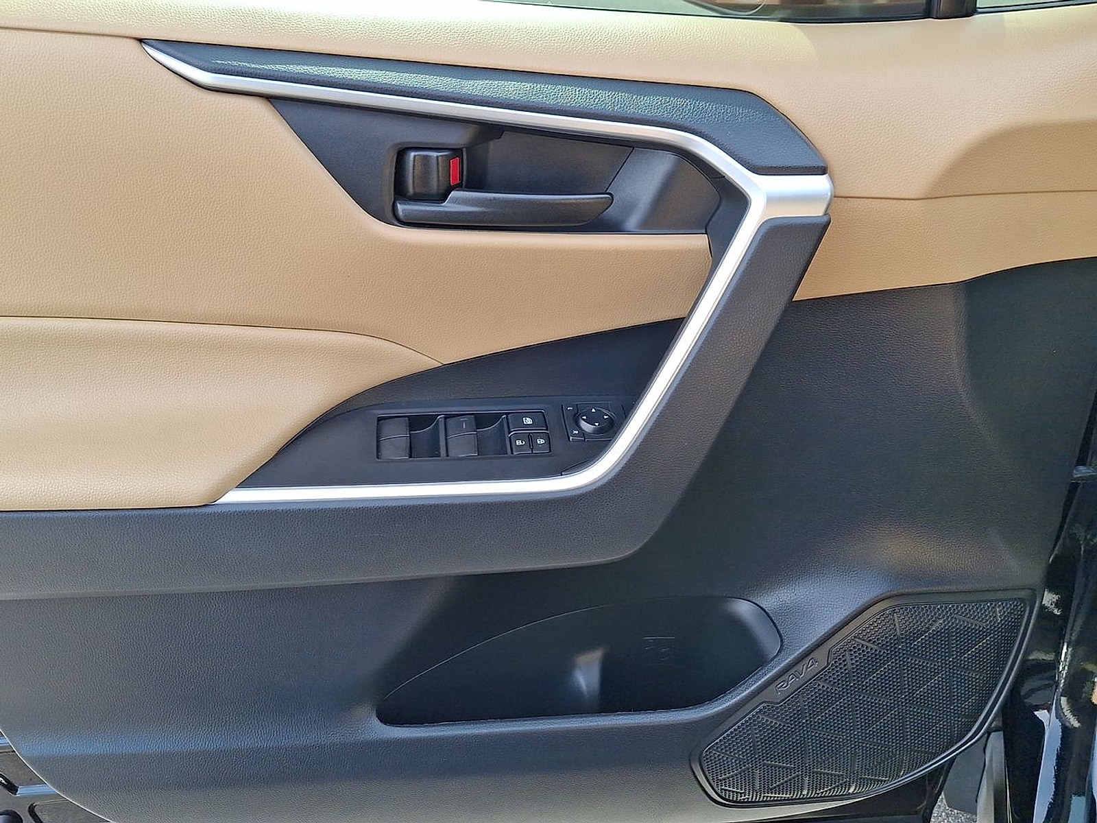 2023 Toyota RAV4 LE - Photo 21