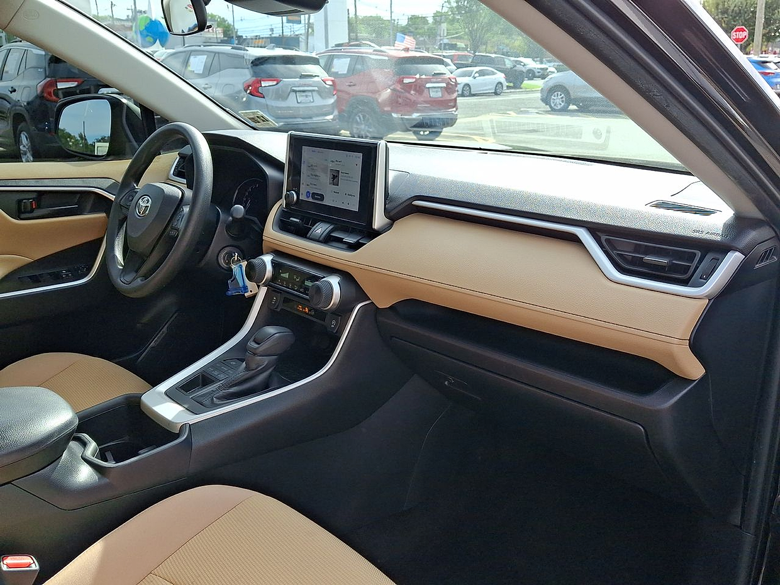 2023 Toyota RAV4 LE - Photo 28