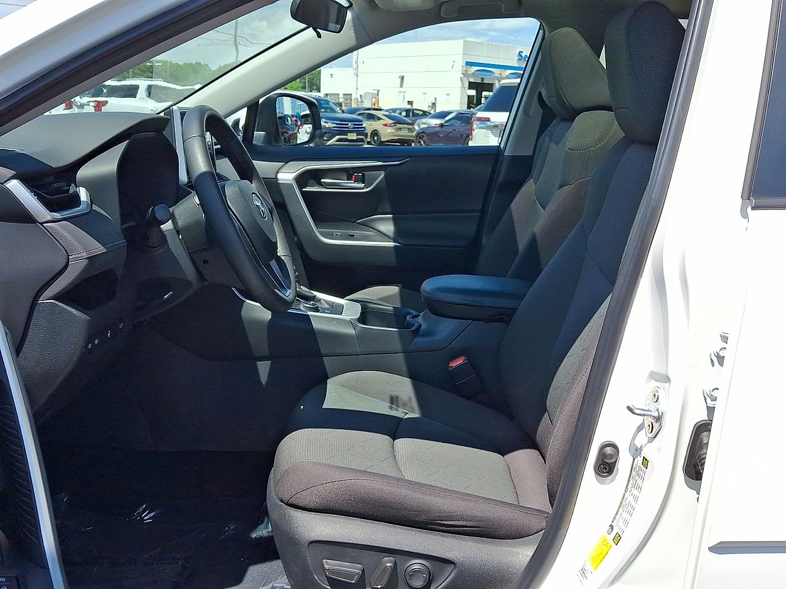 2023 Toyota RAV4 XLE - Photo 19