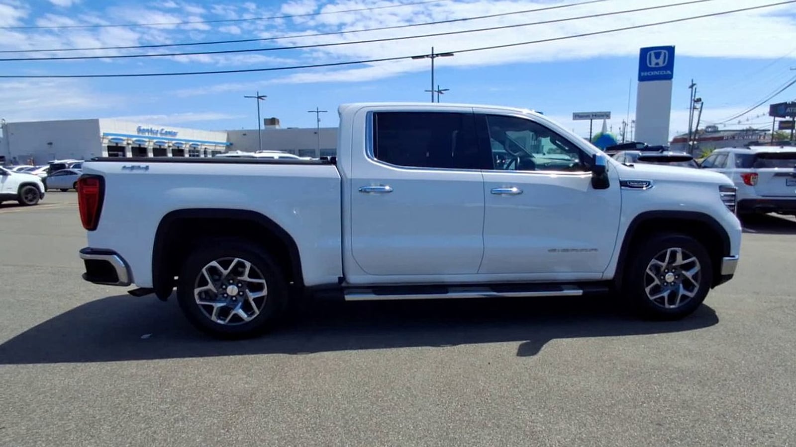 2024 GMC Sierra 1500 SLT - Photo 9