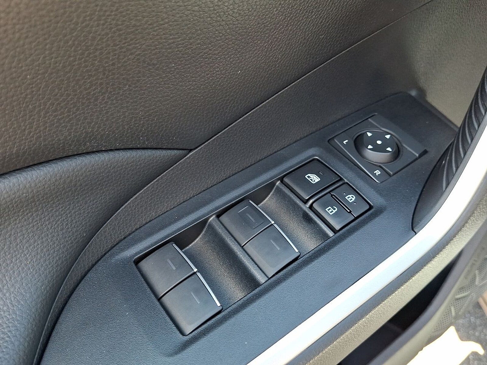 2023 Toyota RAV4 XLE - Photo 23