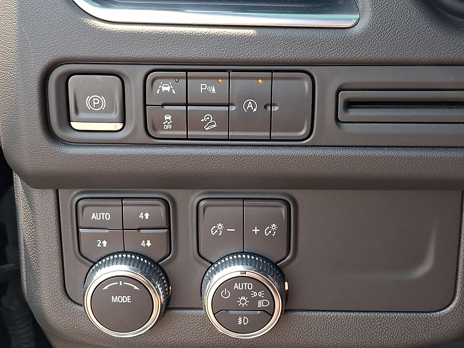 2023 GMC Yukon AT4 - Photo 18
