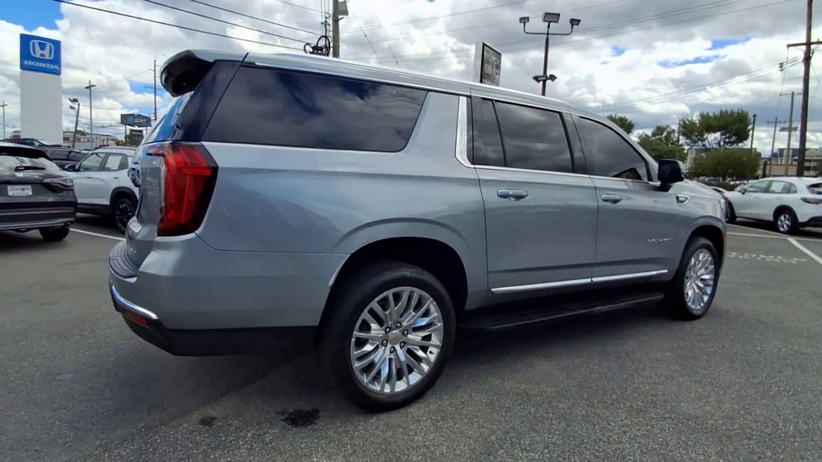 2024 GMC Yukon XL SLT - Photo 2