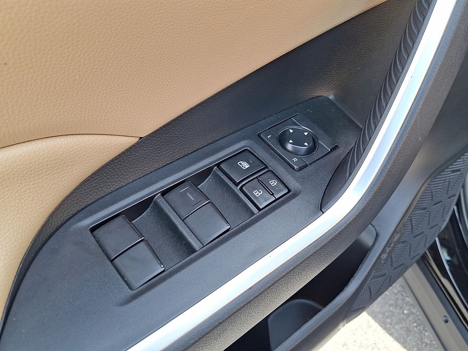 2023 Toyota RAV4 LE - Photo 22