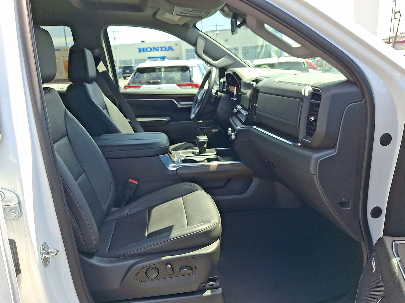2024 GMC Sierra 1500 SLT - Photo 27