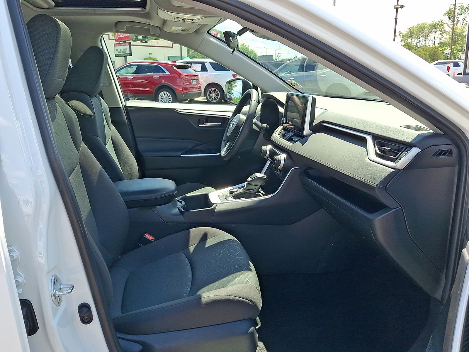 2023 Toyota RAV4 XLE - Photo 28