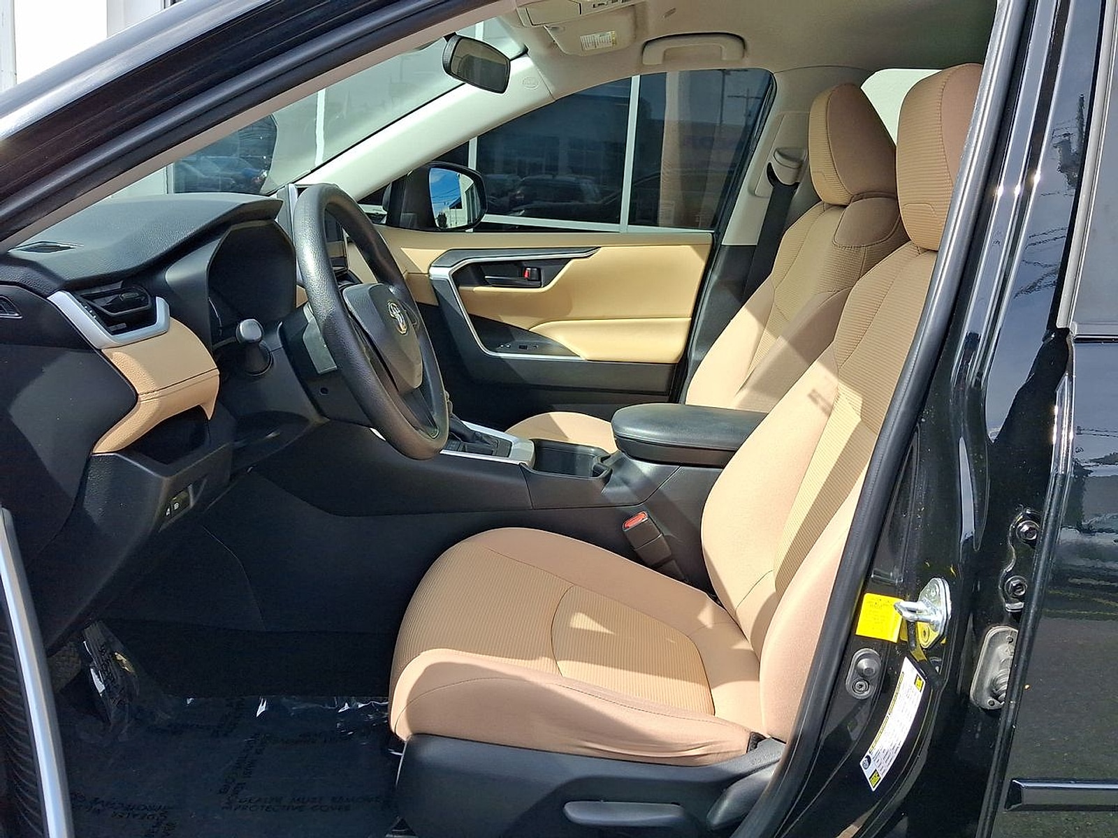 2023 Toyota RAV4 LE - Photo 18