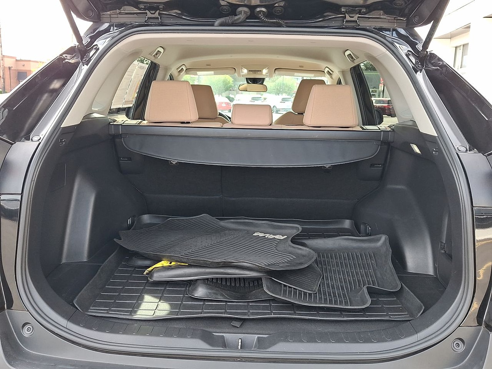 2023 Toyota RAV4 LE - Photo 25