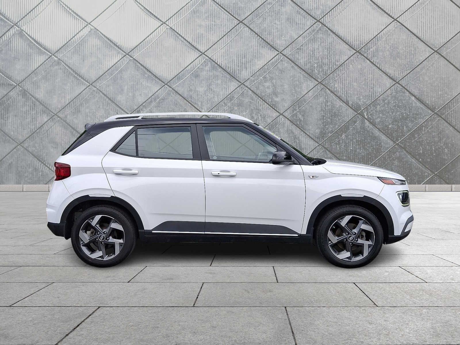 2023 Hyundai Venue Limited - Photo 8