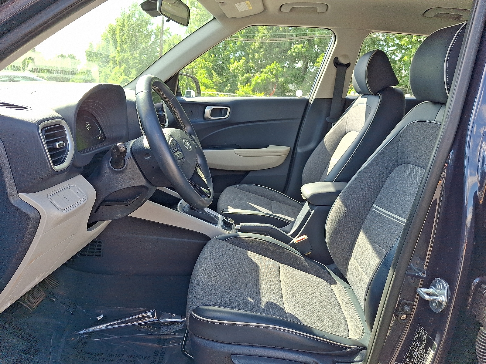 2023 Hyundai Venue Limited - Photo 14