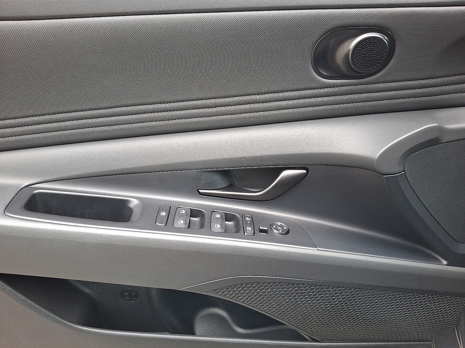 2025 Hyundai Elantra SEL - Photo 13
