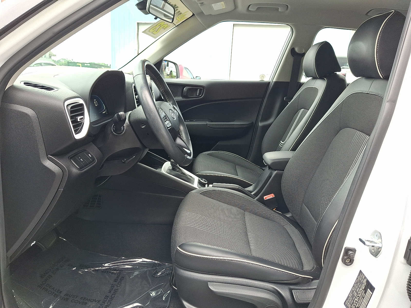 2023 Hyundai Venue Limited - Photo 14