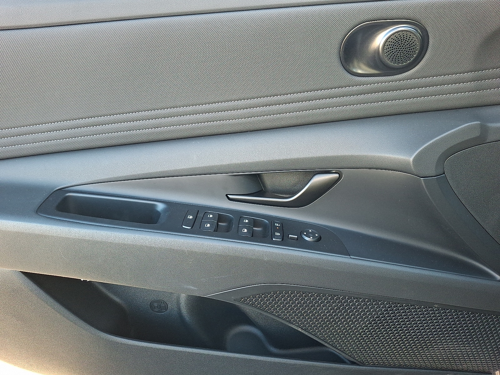 2025 Hyundai Elantra SEL - Photo 13