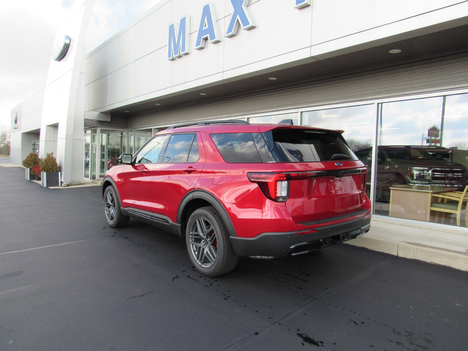 2026 Ford Explorer ST-Line photo 2