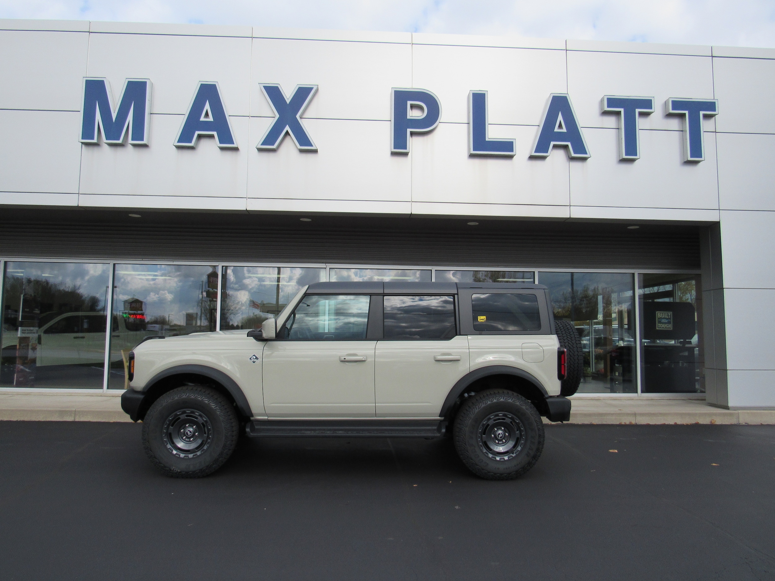 2025 Ford Bronco 4-Door Outer Banks's photo