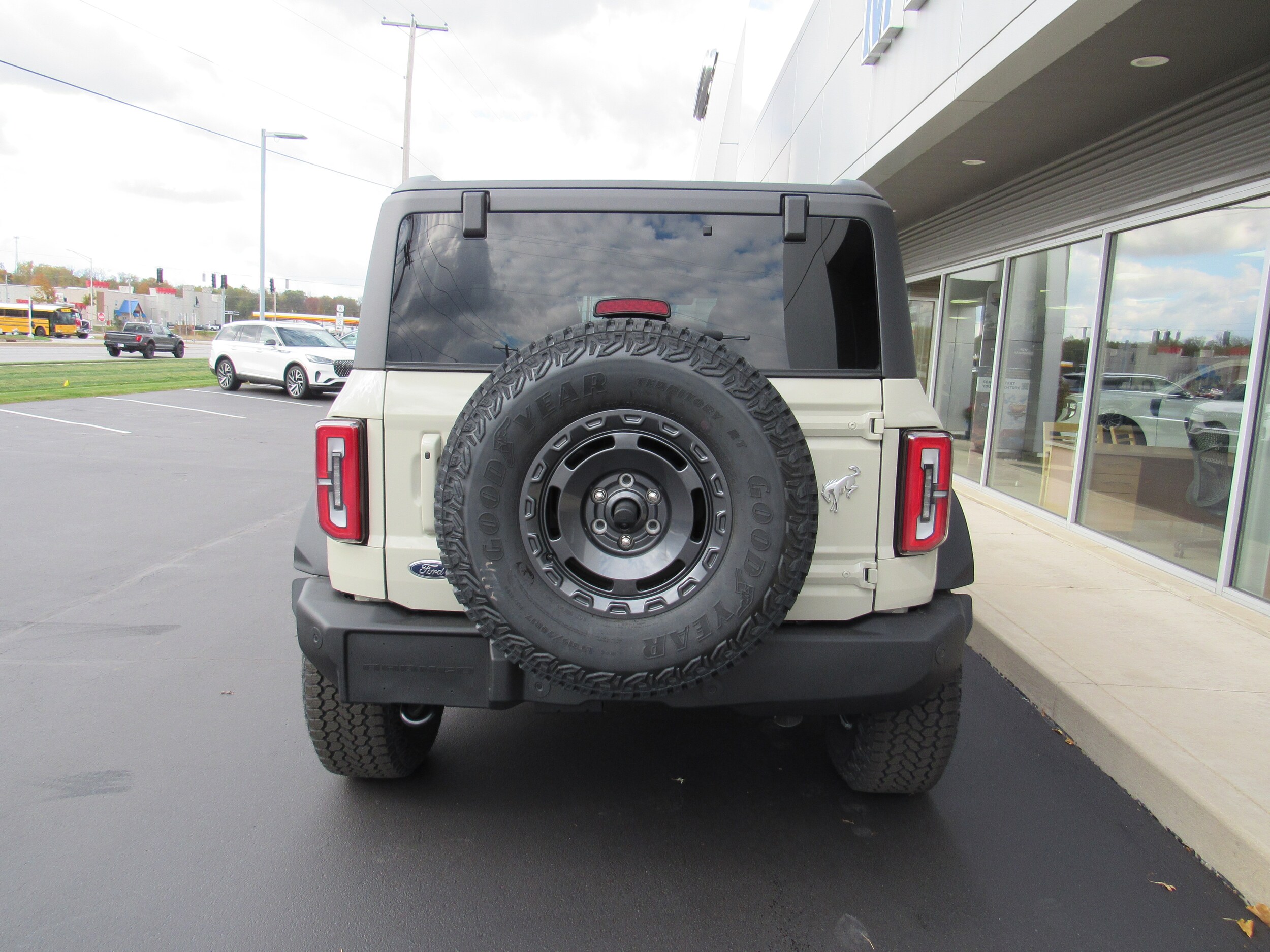 2025 Ford Bronco Outer Banks photo 2